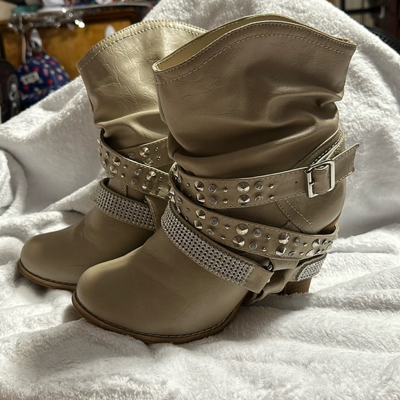 Shoe dept. Dolce by Mojo Moxy Cream faux leather bling strap heeled boots size 8 - Picture 1 of 9
